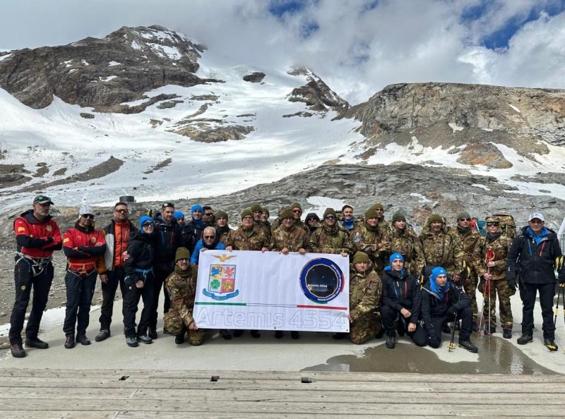 Il team della missione Artemis 4554 dell'Aeronautica Militare in alta quota