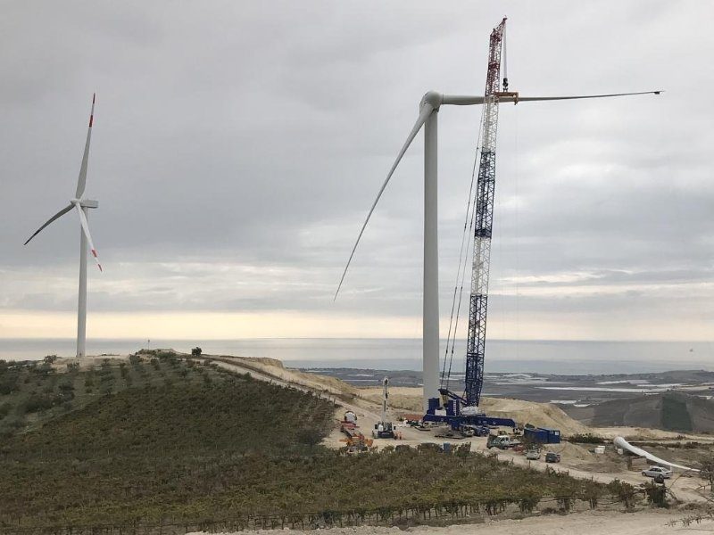 Montaggio di un aerogeneratore al parco eolico di Butera