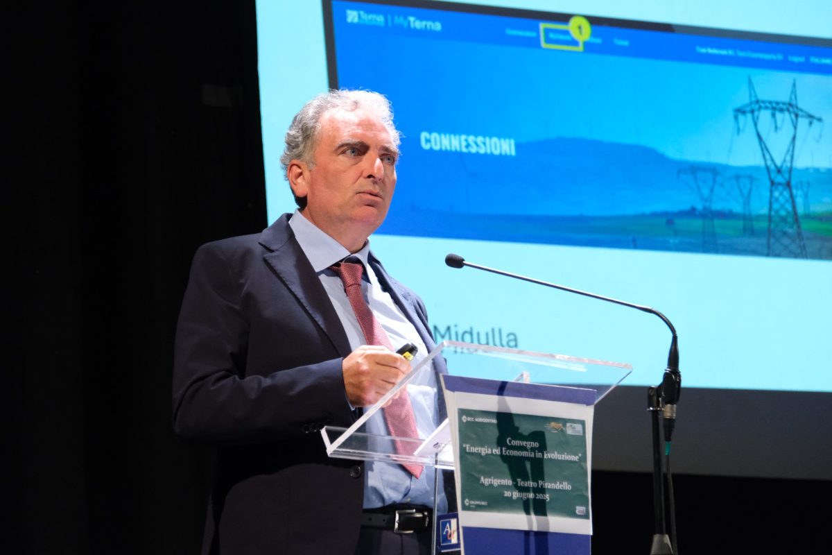 Ivano Midulla al podio del convegno Energia ed Economia in Evoluzione, Teatro Pirandello 2025