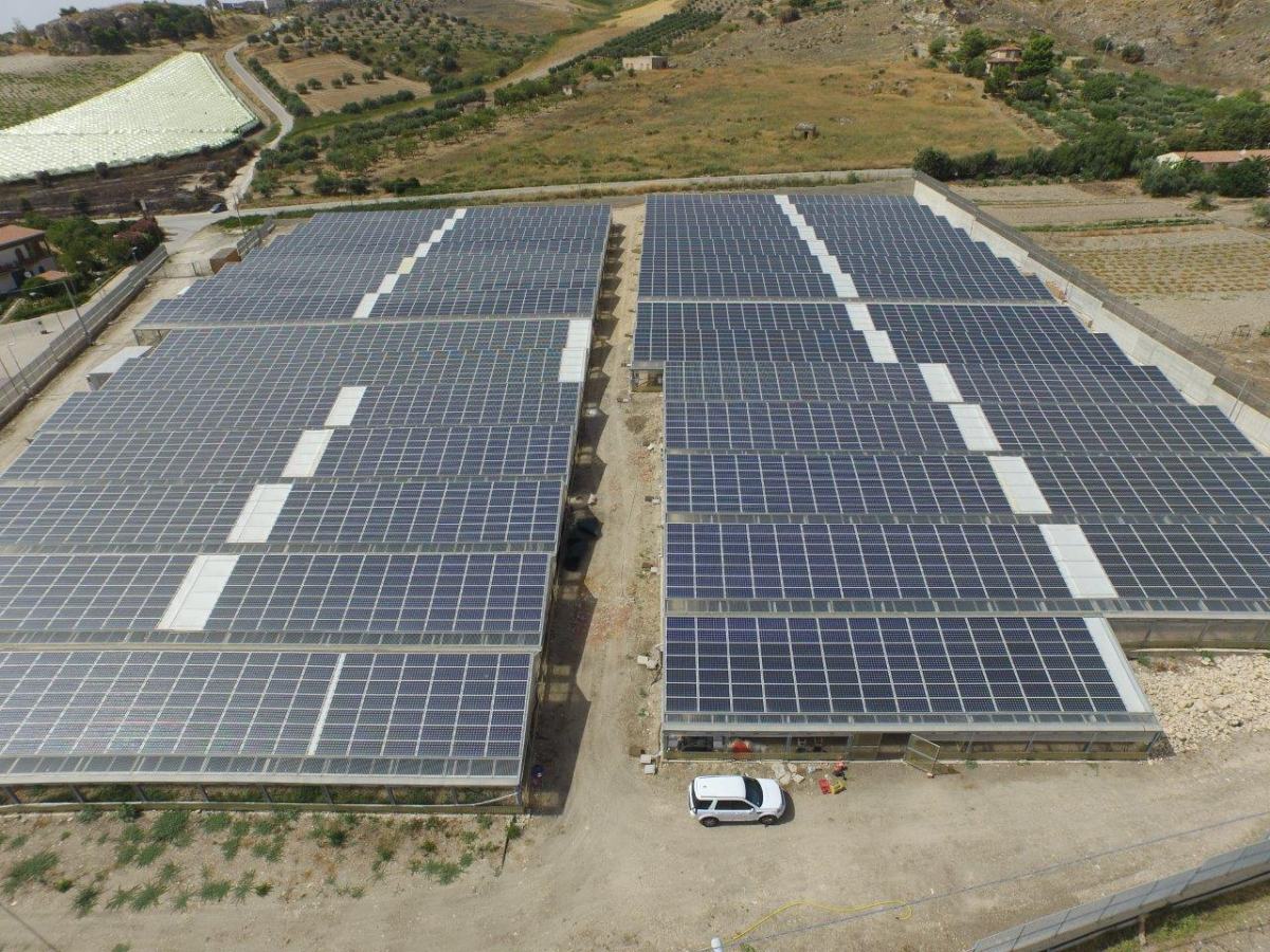 Vista aerea di serre fotovoltaiche in Sicilia